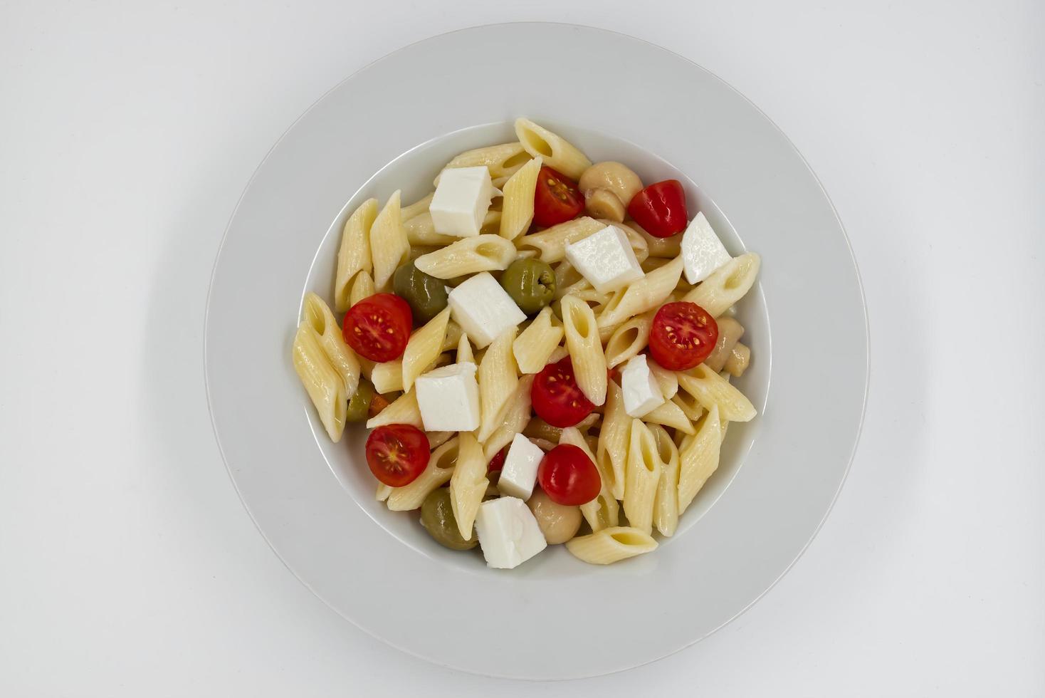 italiaanse zomersalade pasta fredda. frisse en gezonde zomersalade op witte achtergrond. bovenaanzicht foto