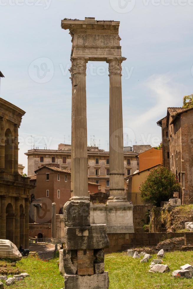 ruïnes door teatro di marcello, rome - italië foto