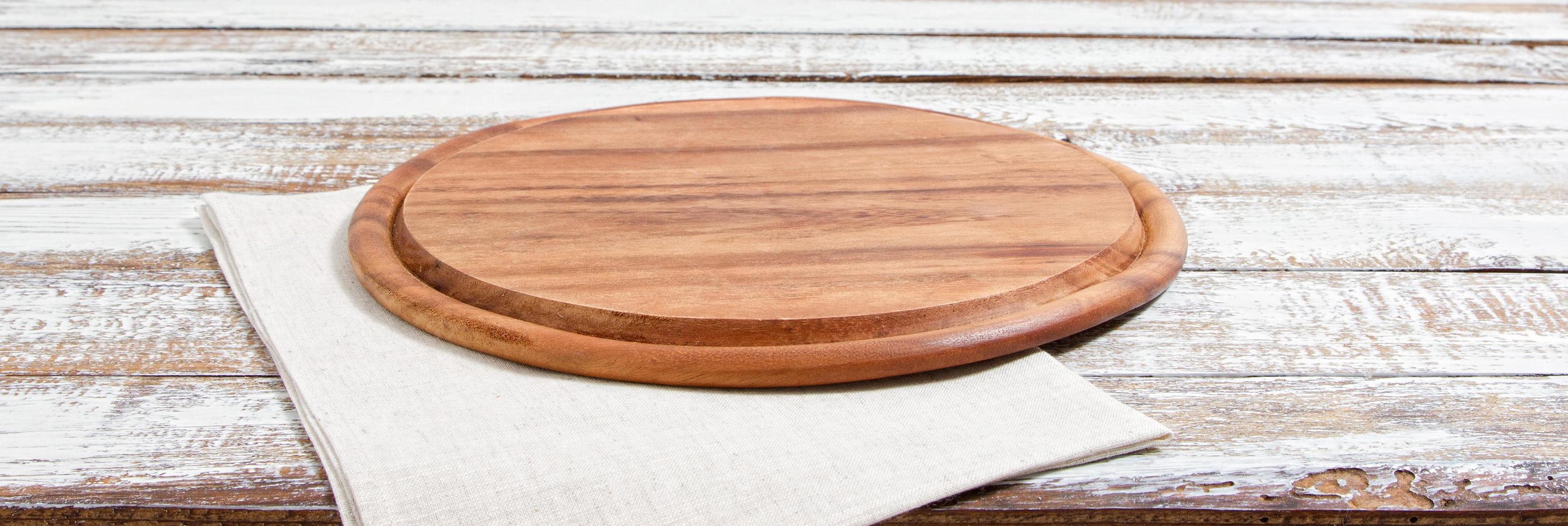 leeg pizzabord op lege houten tafel met tafelkleed, servet - bovenaanzicht foto