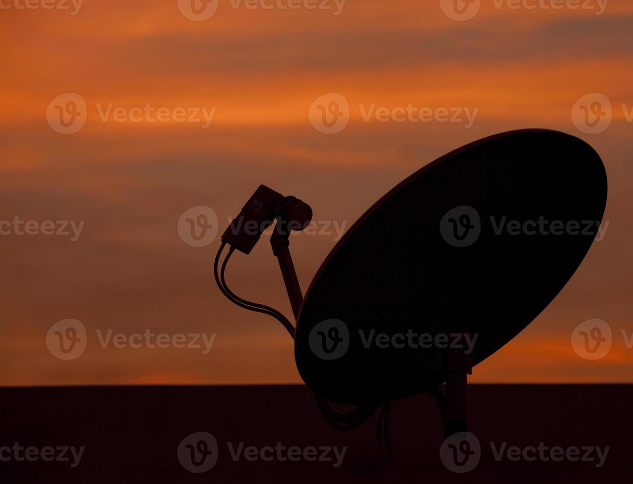 silhouet van satellietschotel foto