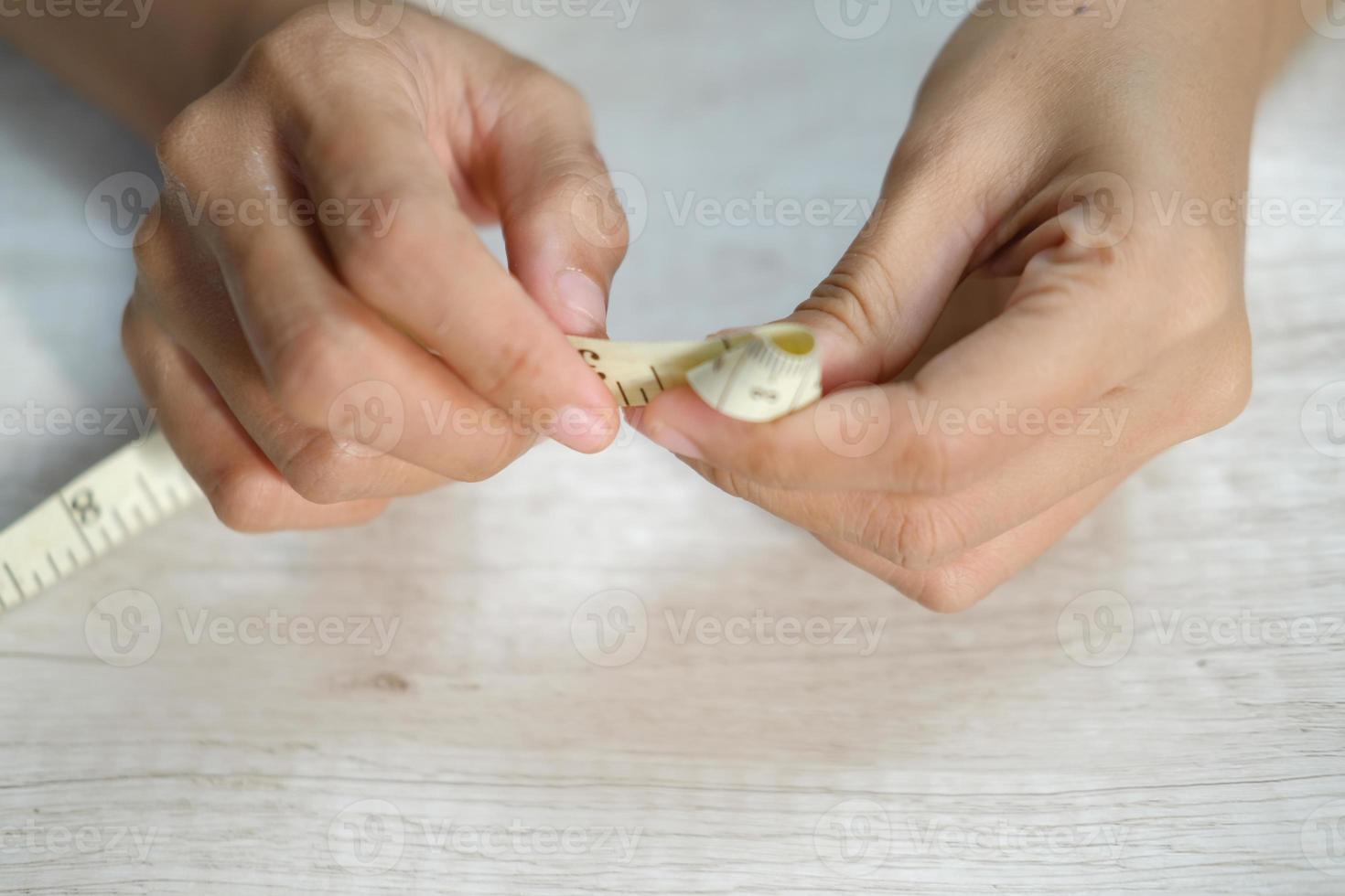 vrouwelijke hand meetvinger met een meetlint foto