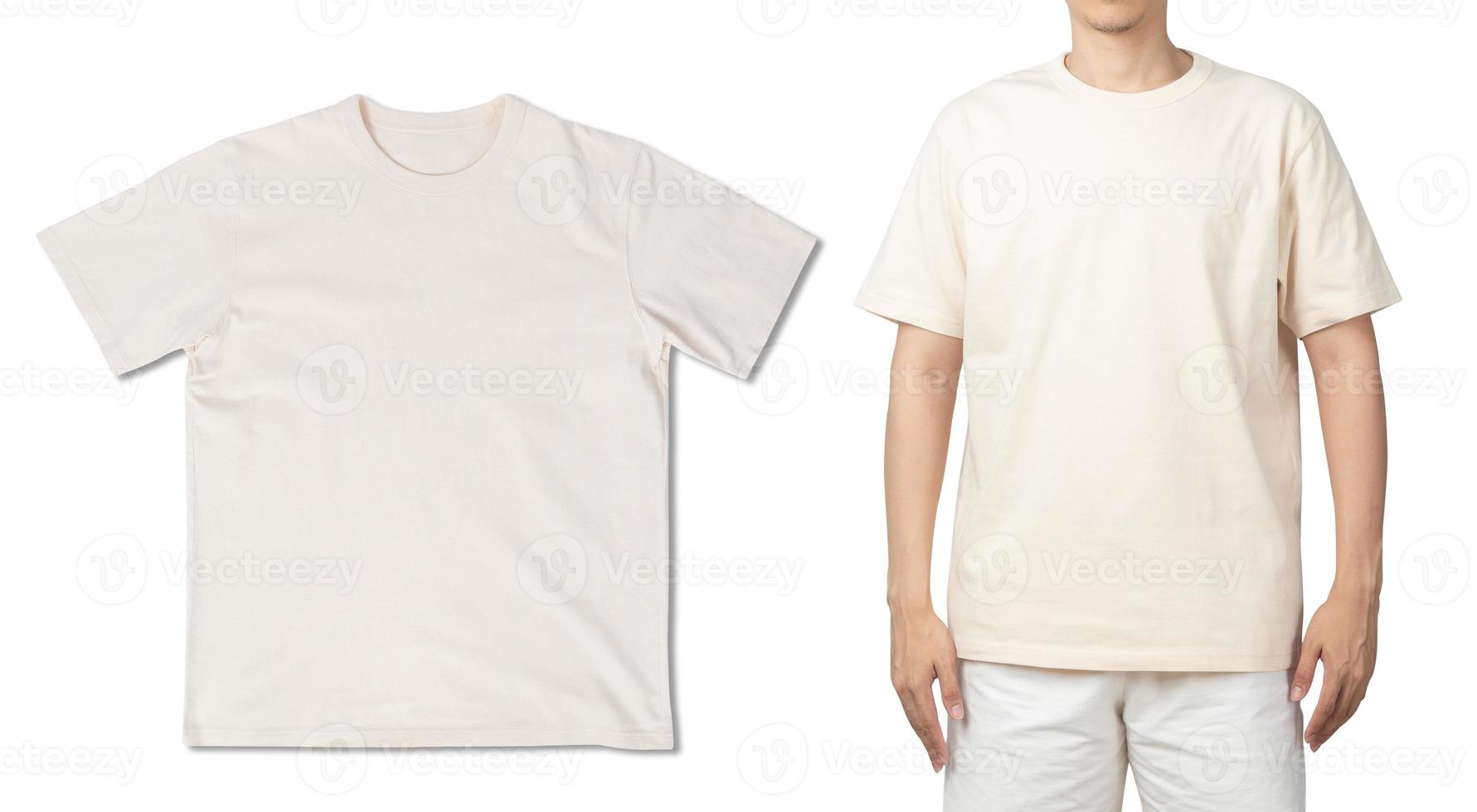 beige t-shirt mockup geïsoleerd op een witte achtergrond met uitknippad foto