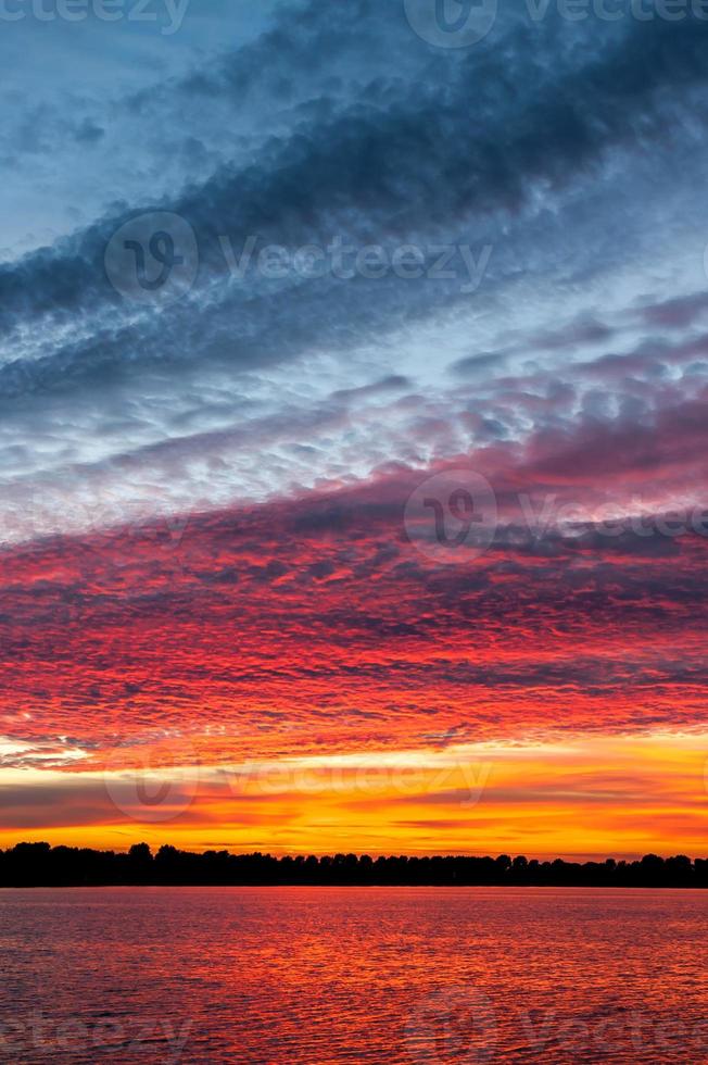 cloudscape bij zonsondergang foto