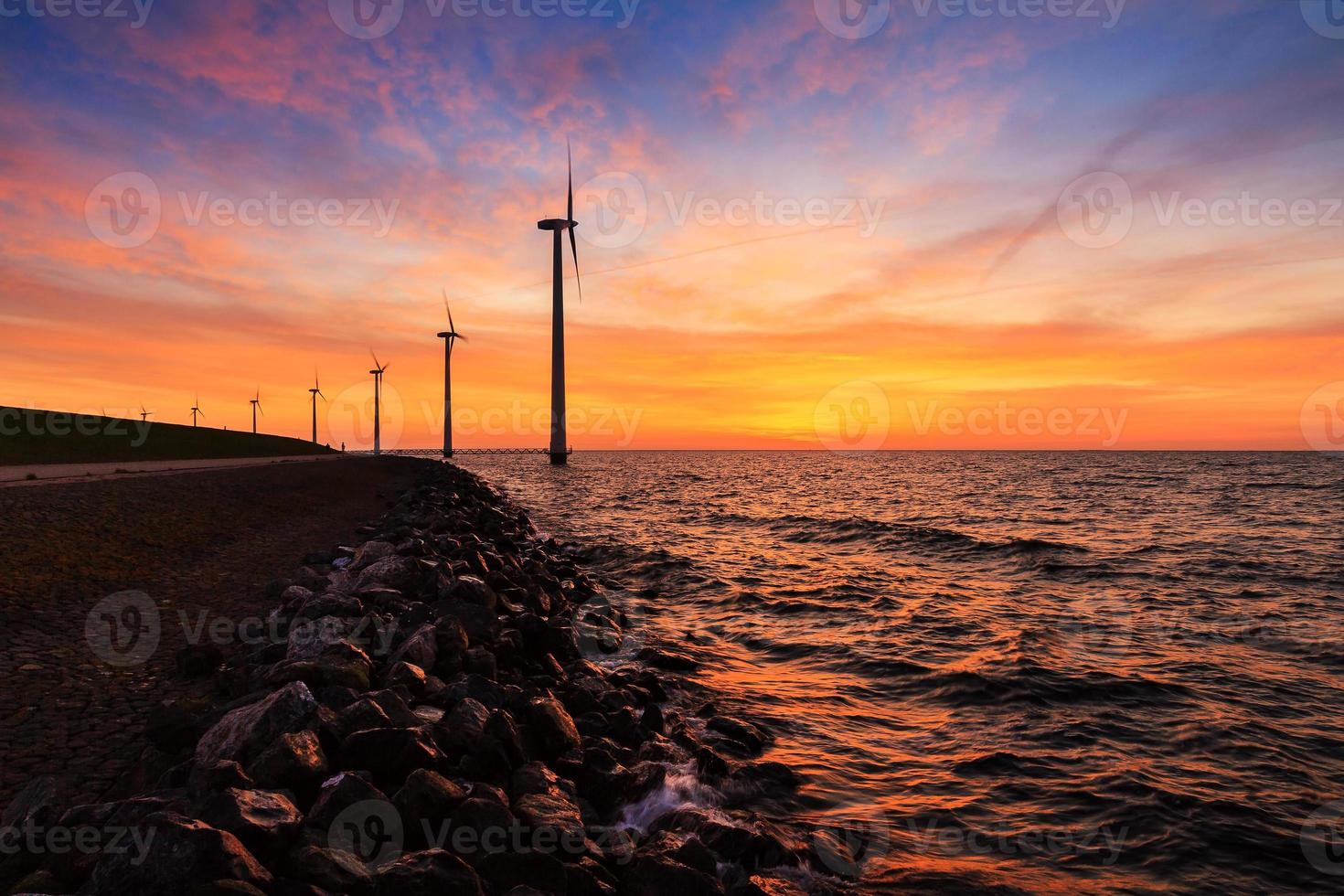zonsondergang windturbines foto
