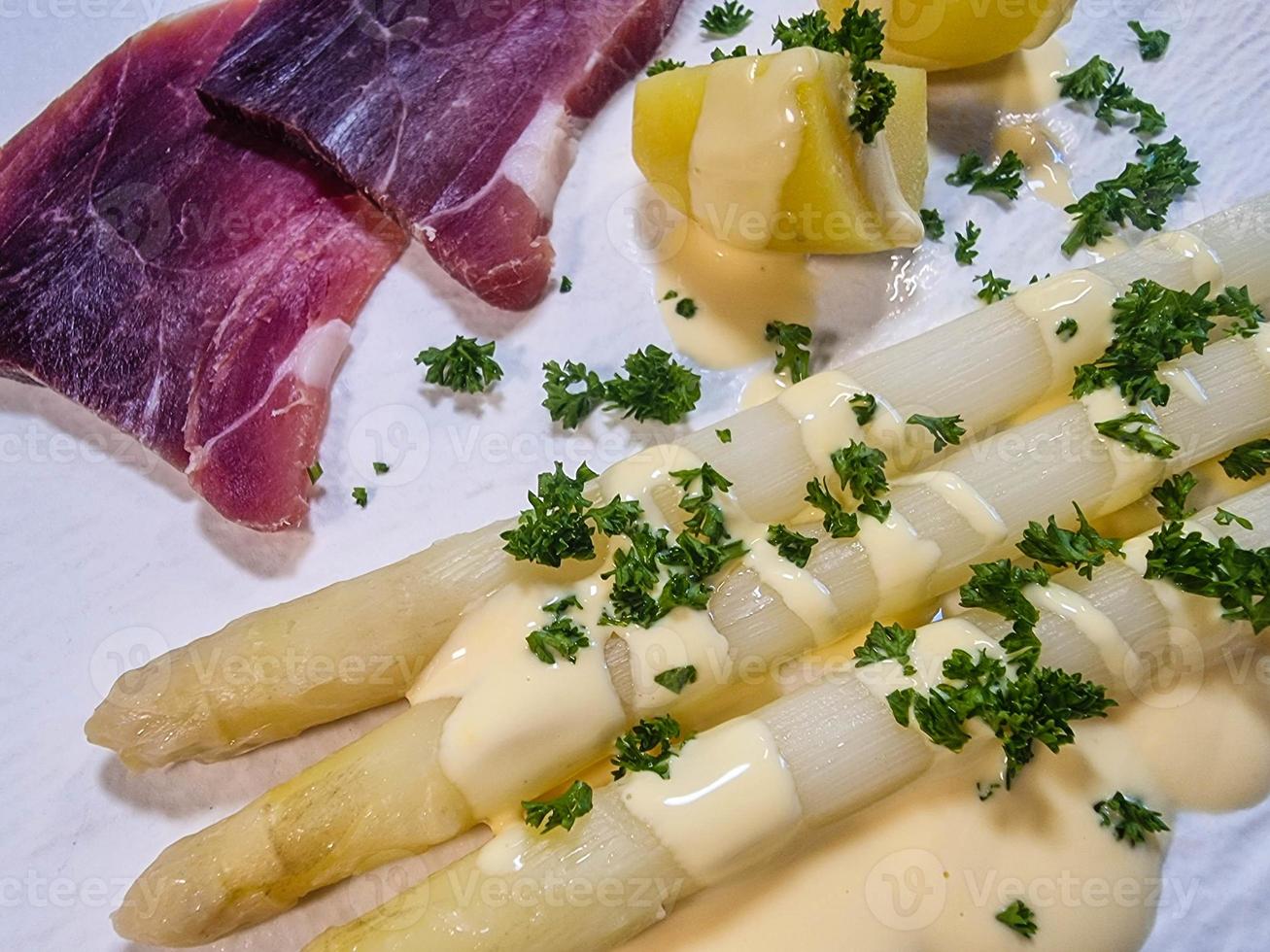 asperges seizoensgroente met ham foto