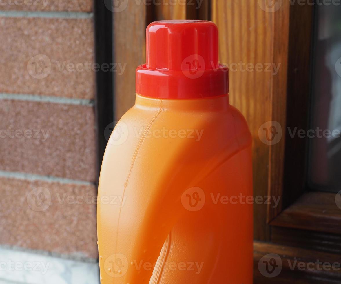 wegwerp plastic fles wasmiddel foto