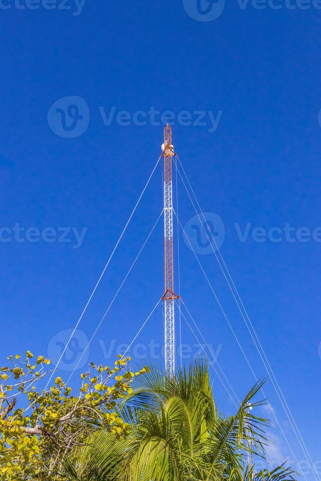 rood wit 5g torenstraling in tulum mexico. foto