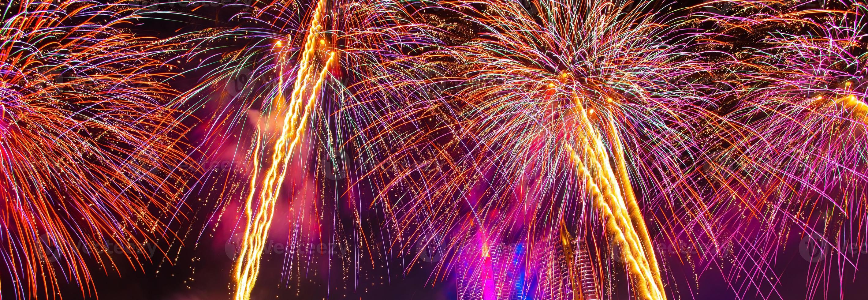 kleurrijk vuurwerk in het vieren van het nieuwe jaar bij de chao phraya-rivier in bangkok, thailand. foto