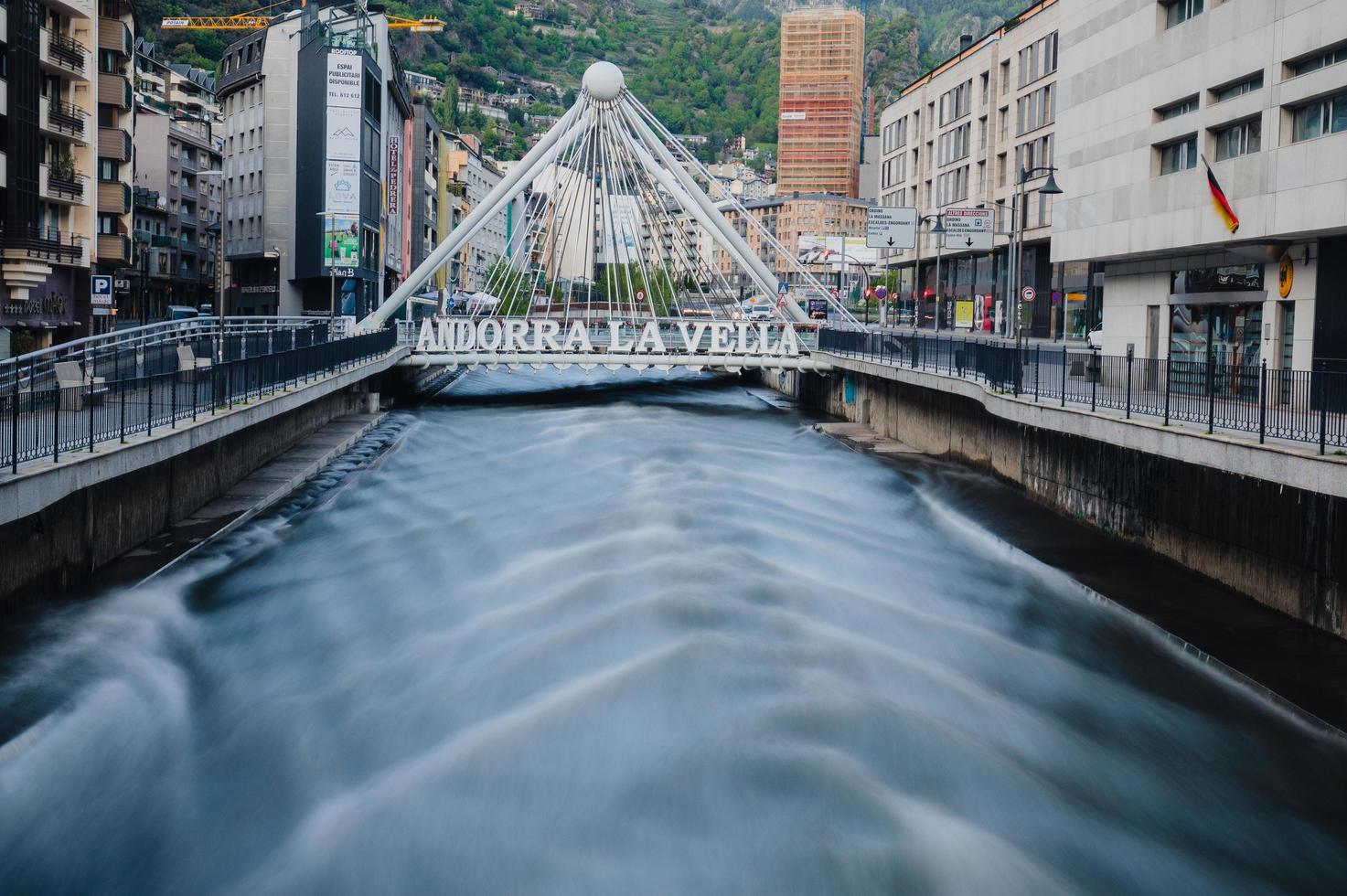 andorra la vella,andorra. 2022 12 mei. pont de paris op de achtergrond en het werk van salvador dali nobleza del tiempo in de zomer van 2022. foto