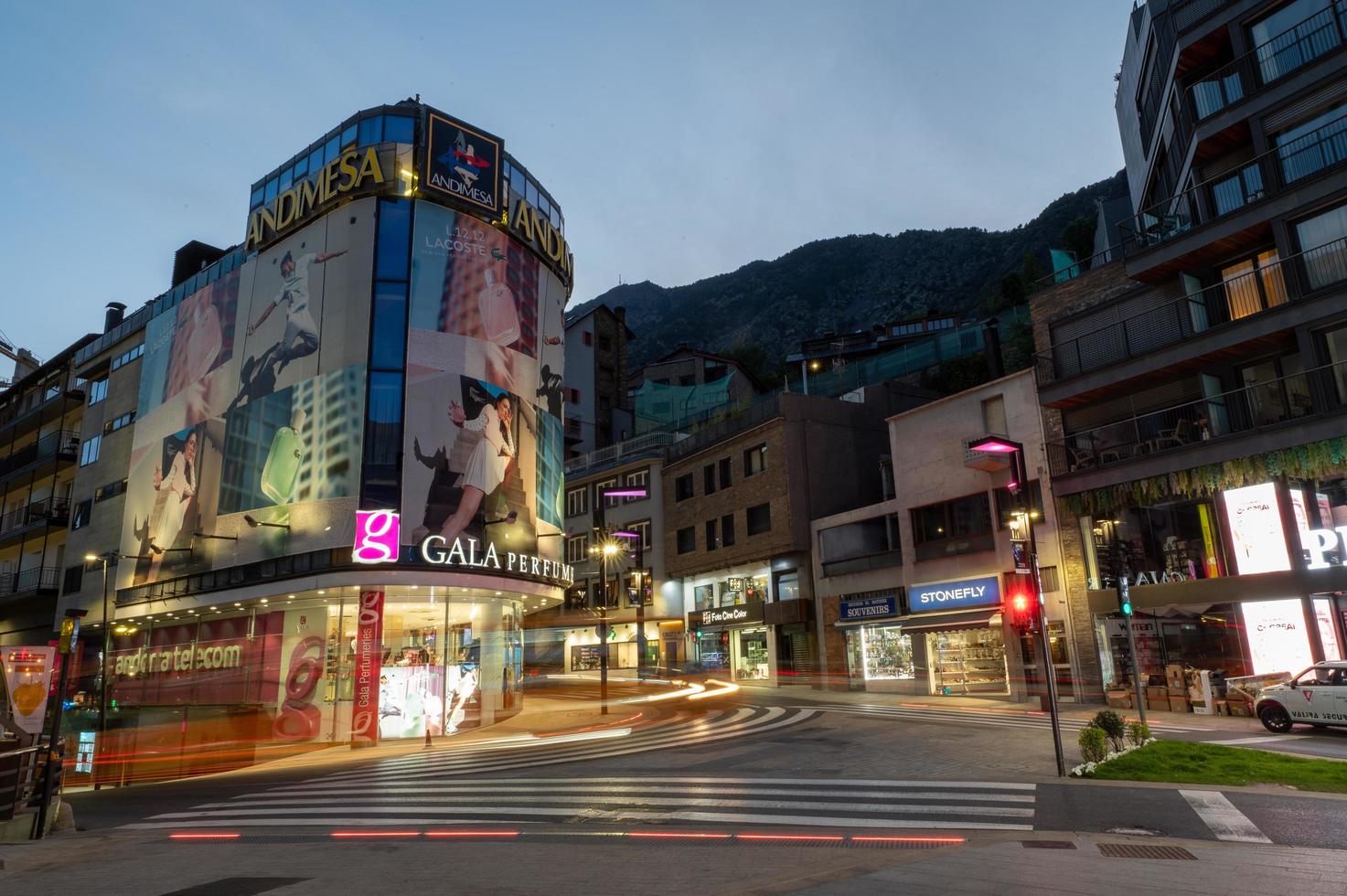 andorra la vella,andorra. 2022 12 mei. pont de paris op de achtergrond en het werk van salvador dali nobleza del tiempo in de zomer van 2022. foto