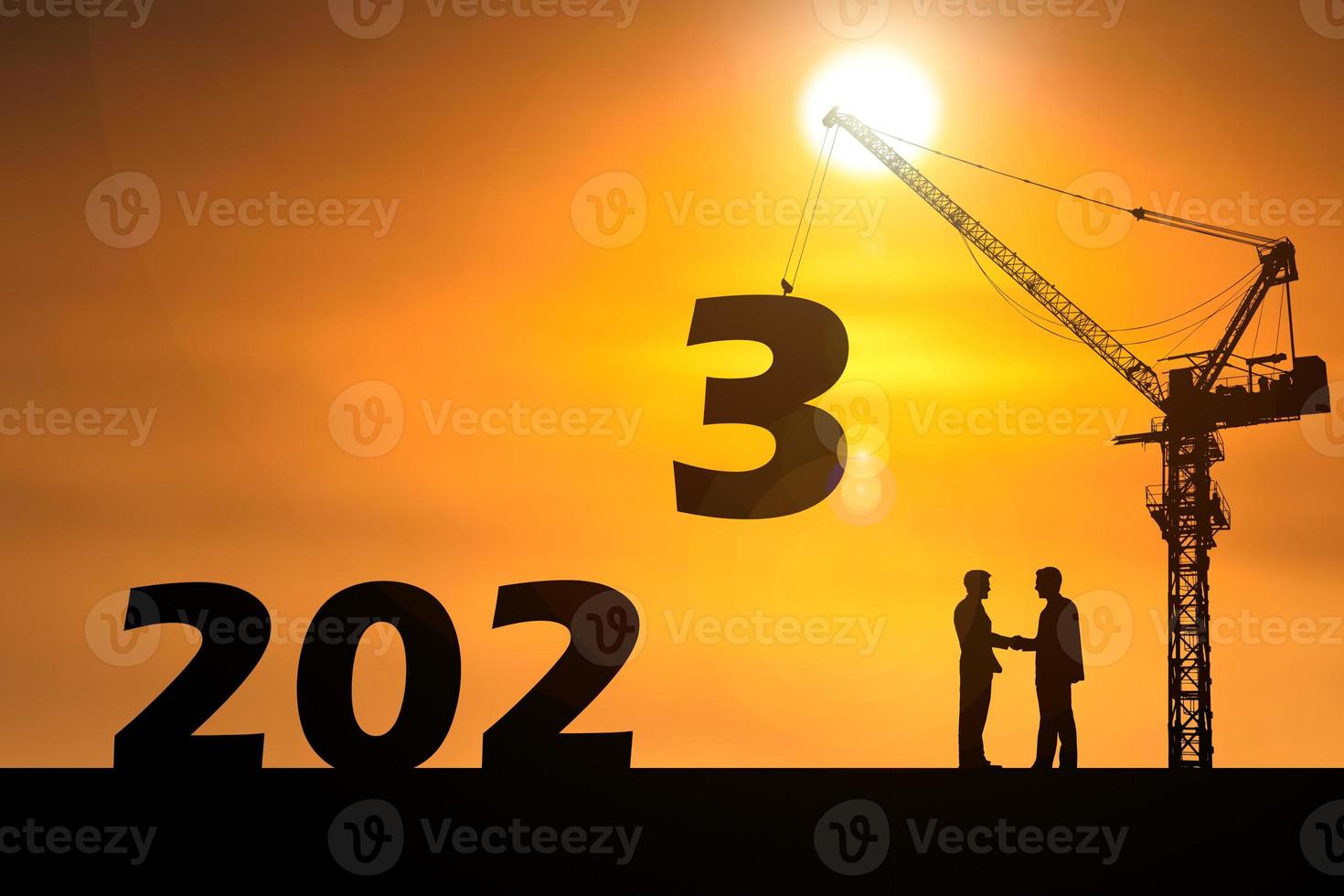 gelukkig nieuwjaar 2023 concept. zakenlieden slaan de handen ineen. succesvol contact opnemen met werk foto