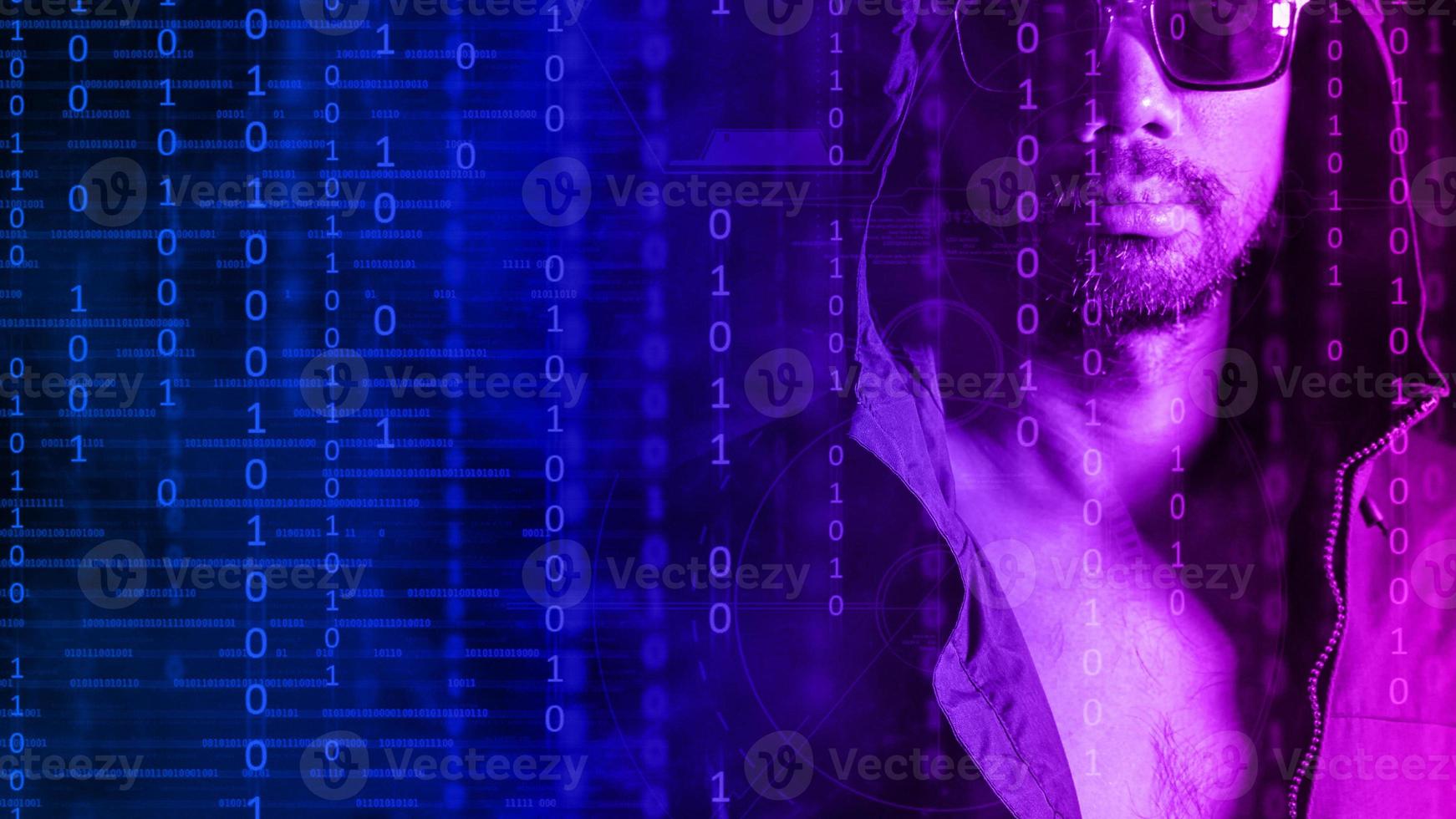concept van hackers en cyberpunk of identiteitsdiefstal van computernetwerken. een man die de technische achtergrond niet vertrouwt foto