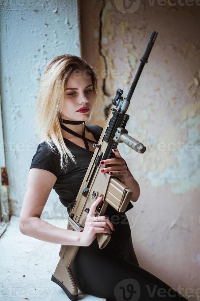mooi portret van een meisje met een pistool foto