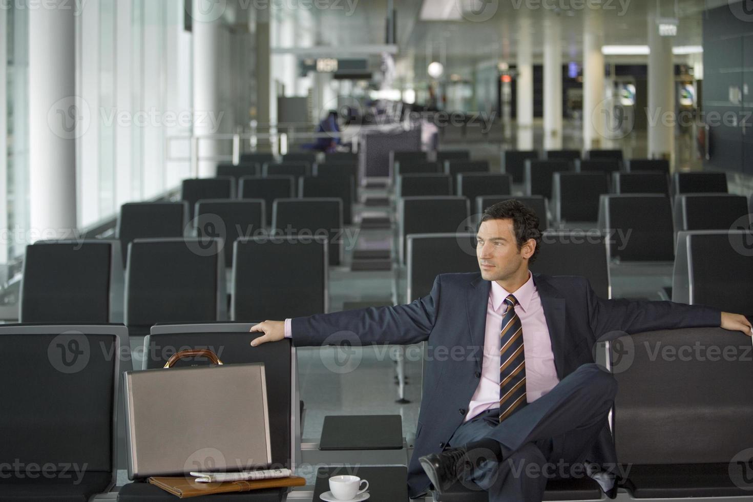 zakenman zittend op de luchthaven. foto