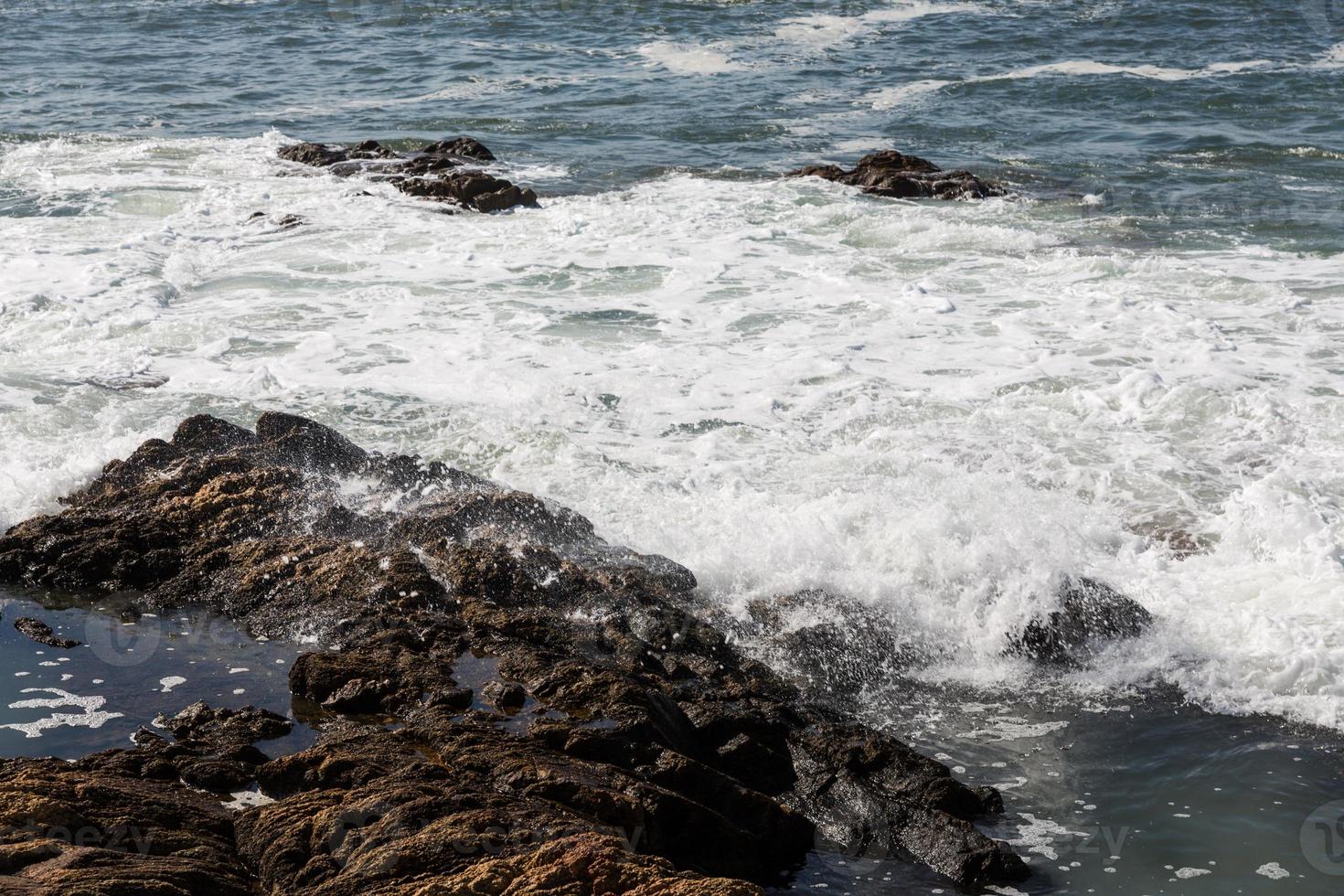 golven beuken over de Portugese kust foto