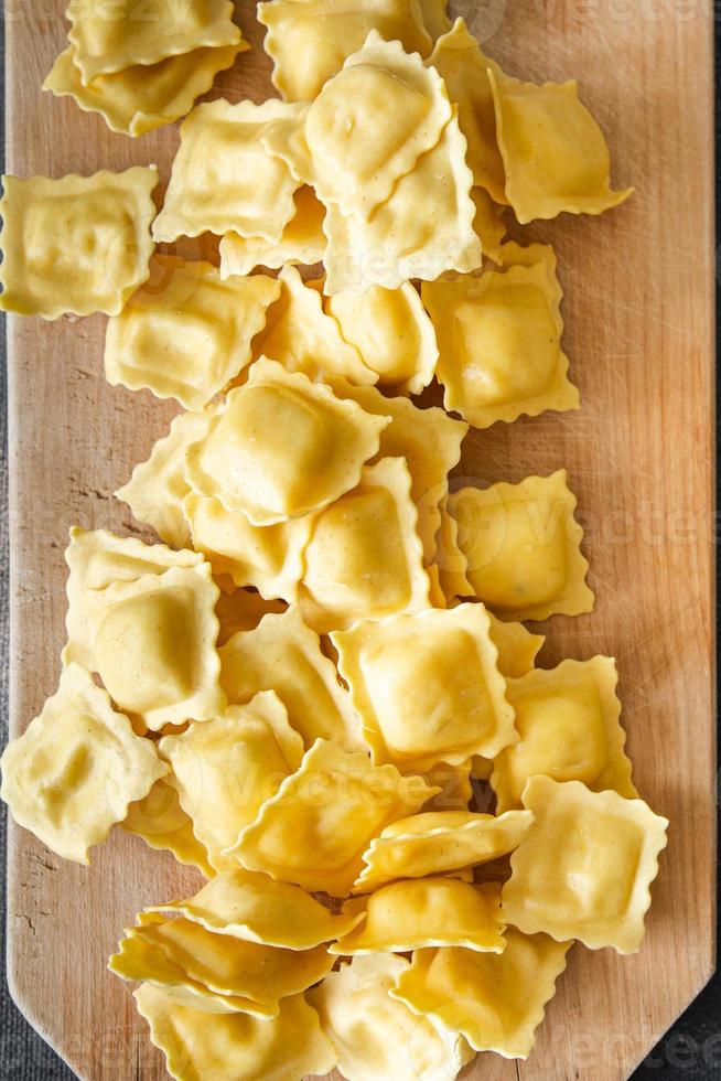 pasta ravioli schotel verse maaltijd eten snack op tafel kopieer ruimte voedsel achtergrond foto
