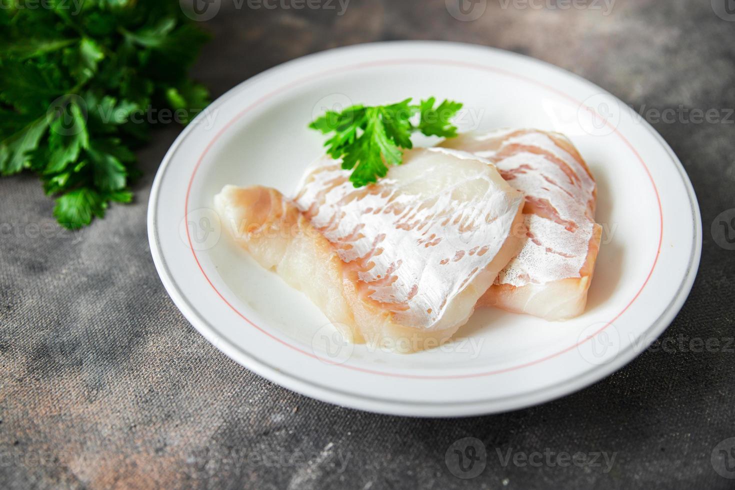 kabeljauw vis wit zonder vel filet verse maaltijd eten snack op tafel kopieer ruimte voedsel achtergrond foto