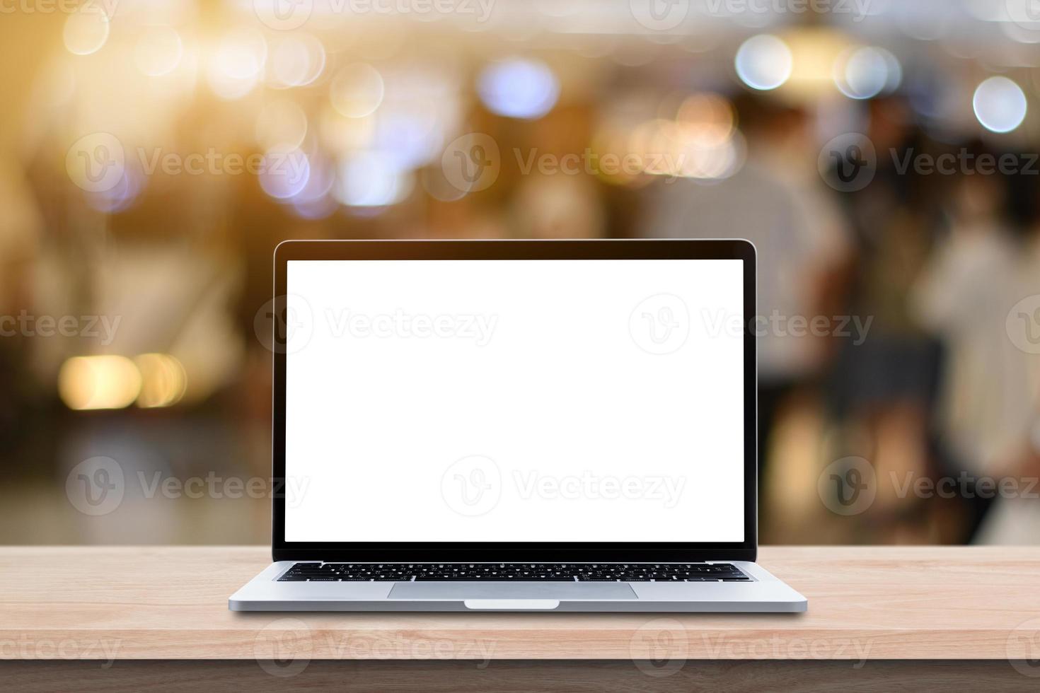 moderne laptopcomputer met leeg scherm op houten tafel over bokeh lichte achtergrond wazig. foto