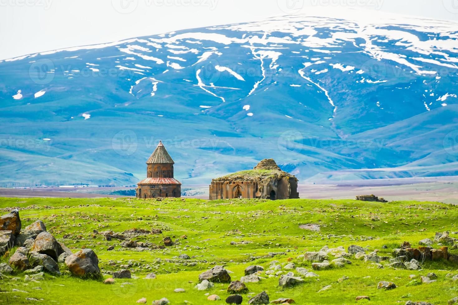 ani site van historische steden ani harabeleri. belangrijke handelsroute zijderoute in de middeleeuwen. historische kerk en tempel in ani, kars, turkije. foto