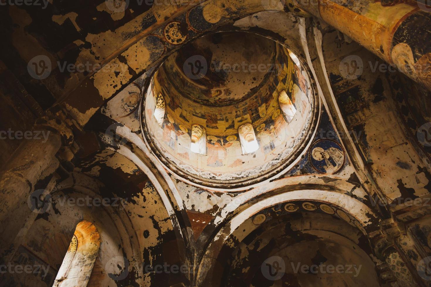 ani, turkije, 2022 - fresco's van de kerk van st gregory van tigran honents in de oude stad ani, turkije foto