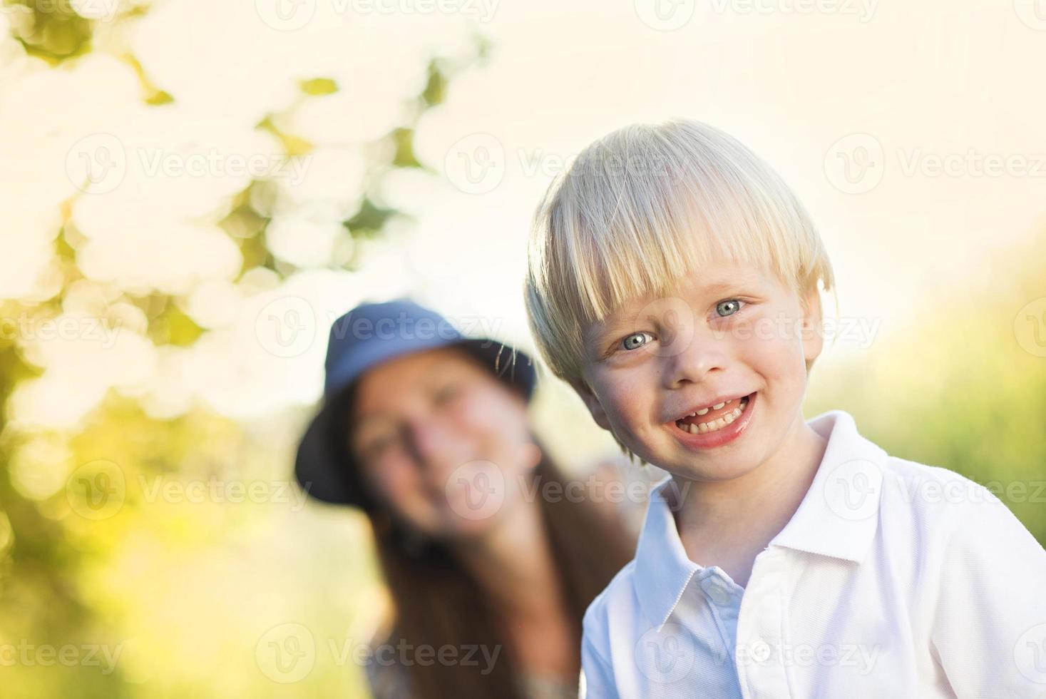 moeder en zoon buiten spelen foto
