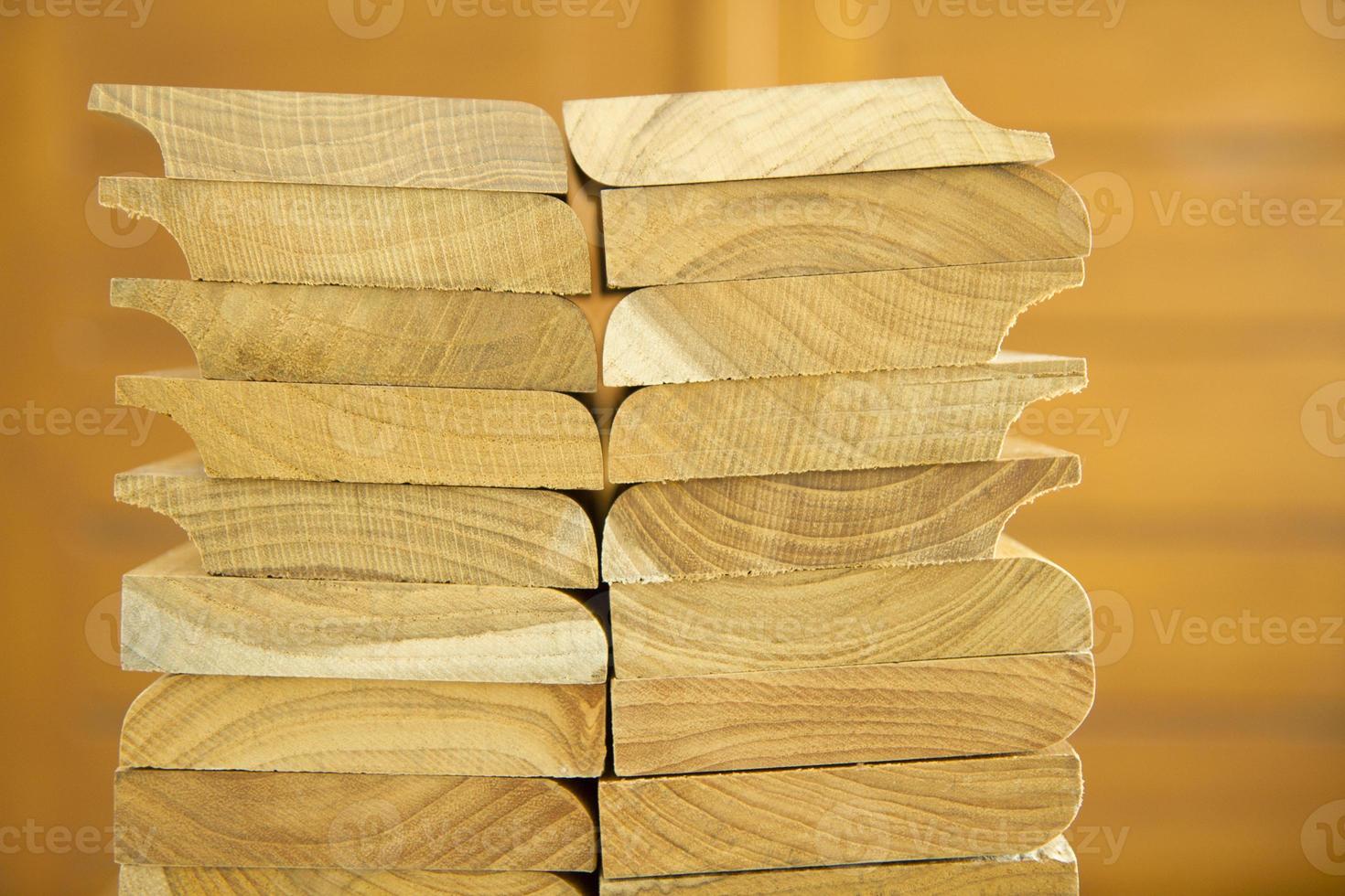 stapel gesneden massief hout foto