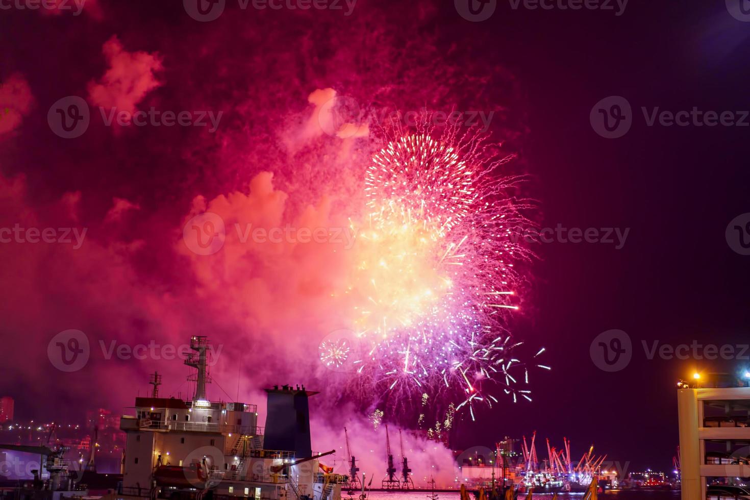 vuurwerk over de baai en de haven van de stad. vladivostok, rusland foto