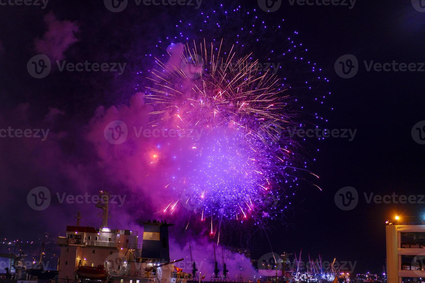 vuurwerk over de baai en de haven van de stad. vladivostok, rusland foto