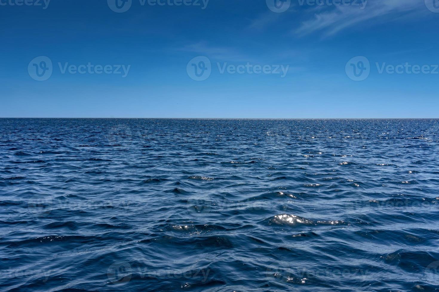 het wateroppervlak van de zee met kleine golven. foto