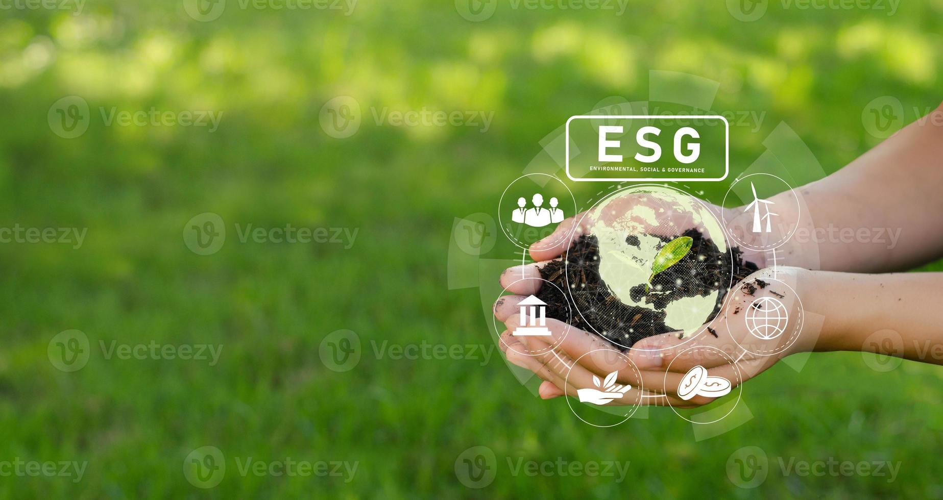 mobiel planten van bomen esg pictogram concept circuleert in de hand voor milieu, samenleving en bestuur sg in duurzaam zakendoen gebruik hernieuwbare hulpbronnentechnologie om vervuiling te verminderen. foto