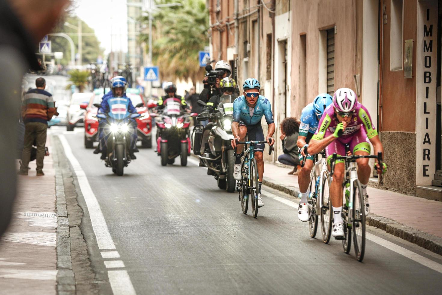 imperia, im liguria, italië 20 maart 2022 een belangrijke wielerwedstrijd in een klein stadje in italië in maart. de naam van de wedstrijd is milano-sanremo 2022 foto