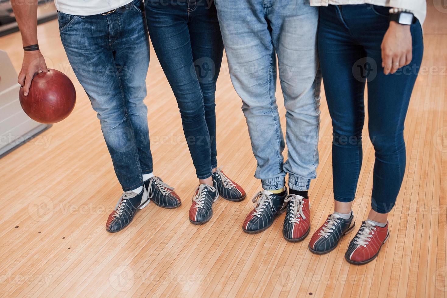 onderste deel van het lichaam. bijgesneden weergave van mensen bij de bowlingclub die klaar zijn om plezier te hebben foto