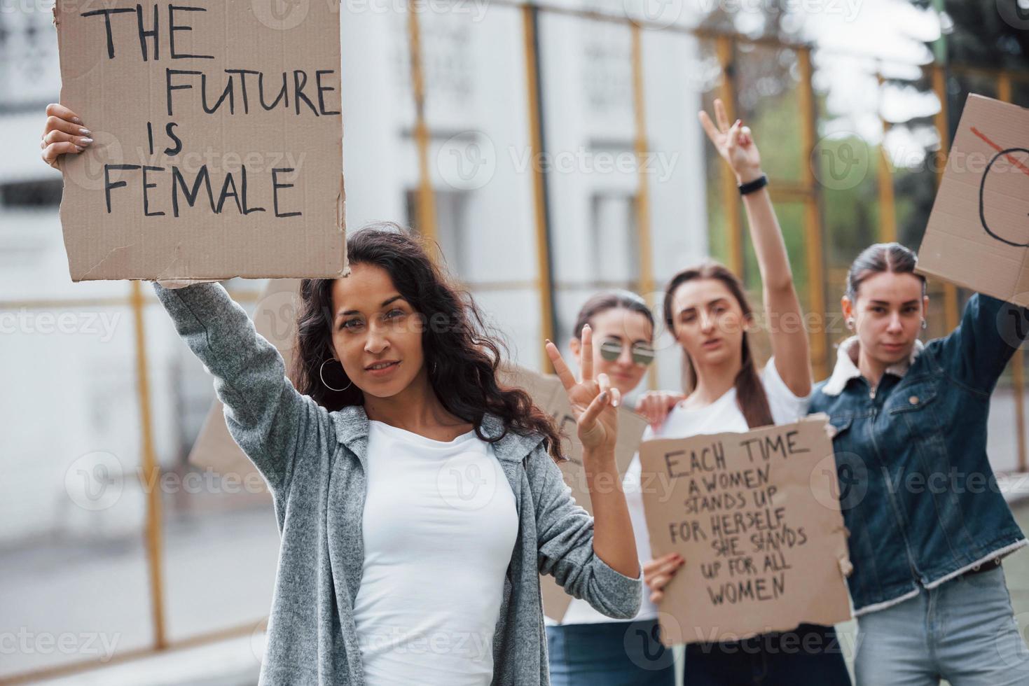 in de vrijetijdskleding. groep feministische vrouwen protesteert buiten voor hun rechten foto