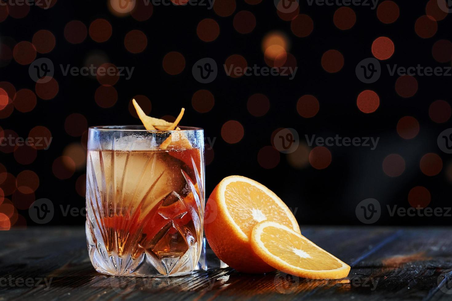 perfecte drank voor restaurants en bars. cocktail is klaar. op de houten tafel in de nachtclub. mooie verlichting foto