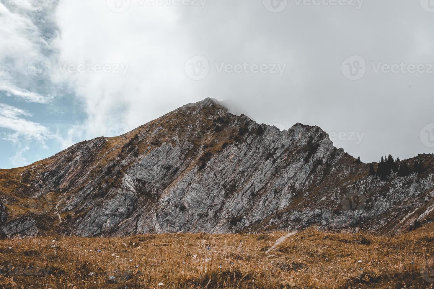 bewolkte bruine berg foto