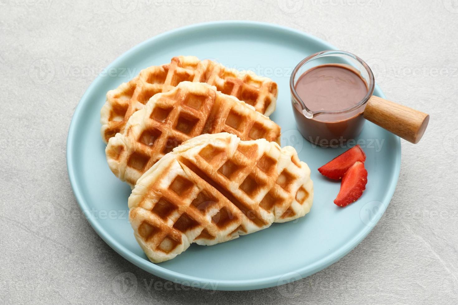 croissantwafel of croffle met topping van chocolade en aardbeien foto