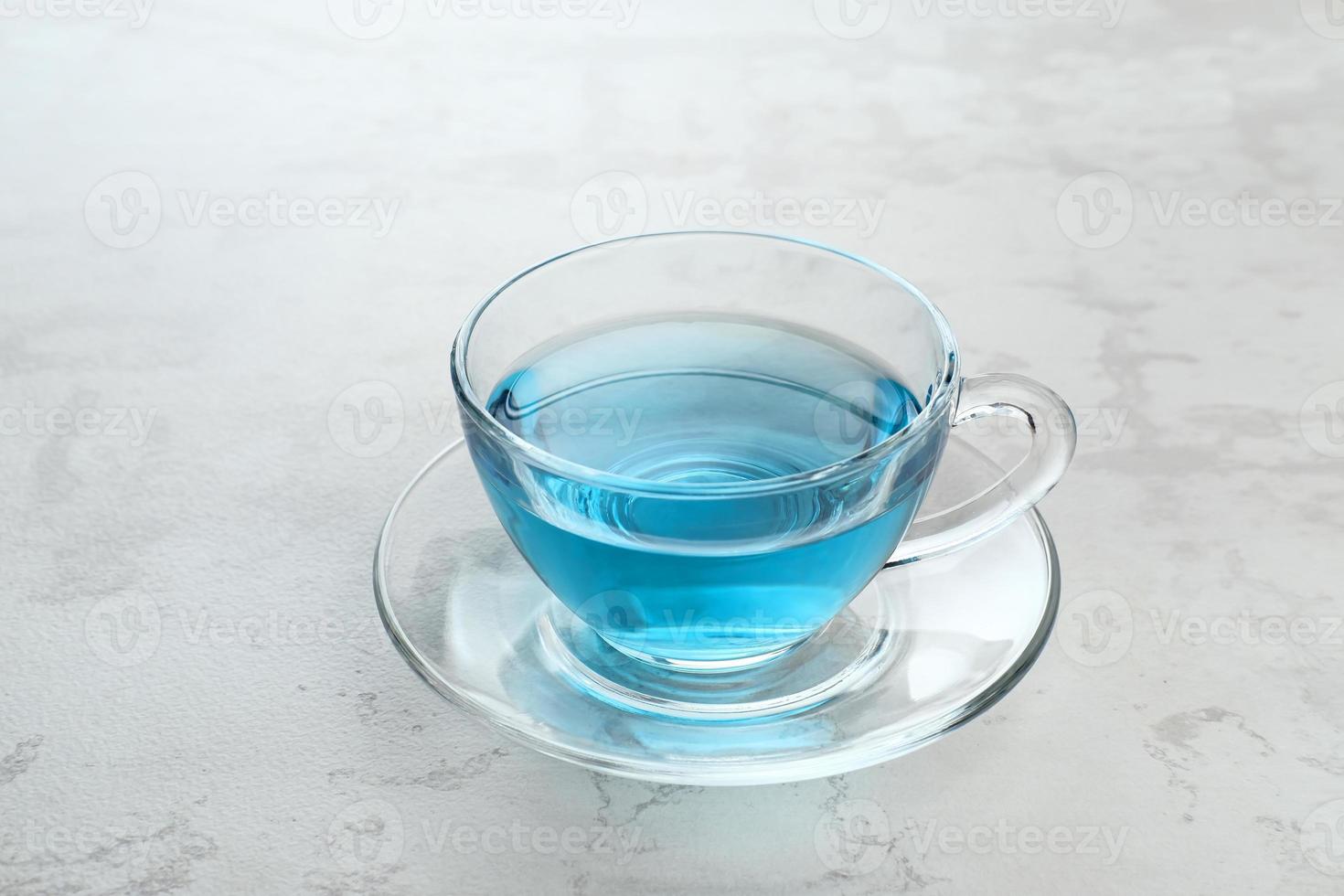 de telang, vlinderbloemthee of blauwe thee is kruidenthee gemaakt van het kruid of de infusie van de clitoria ternatea plantbloem. selectieve aandacht. foto