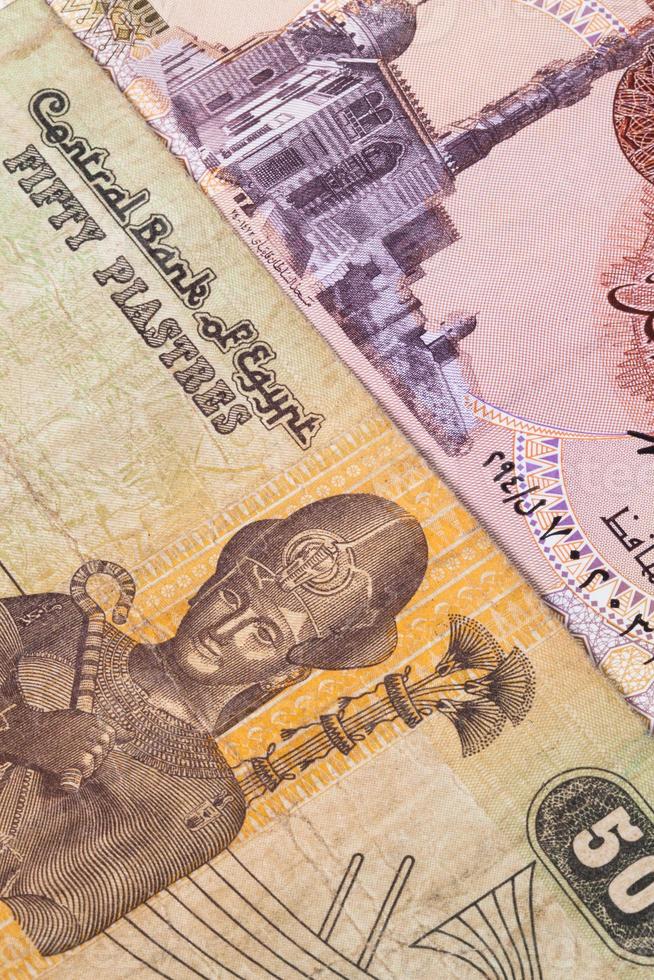 verschillende Egyptische bankbiljetten op tafel foto