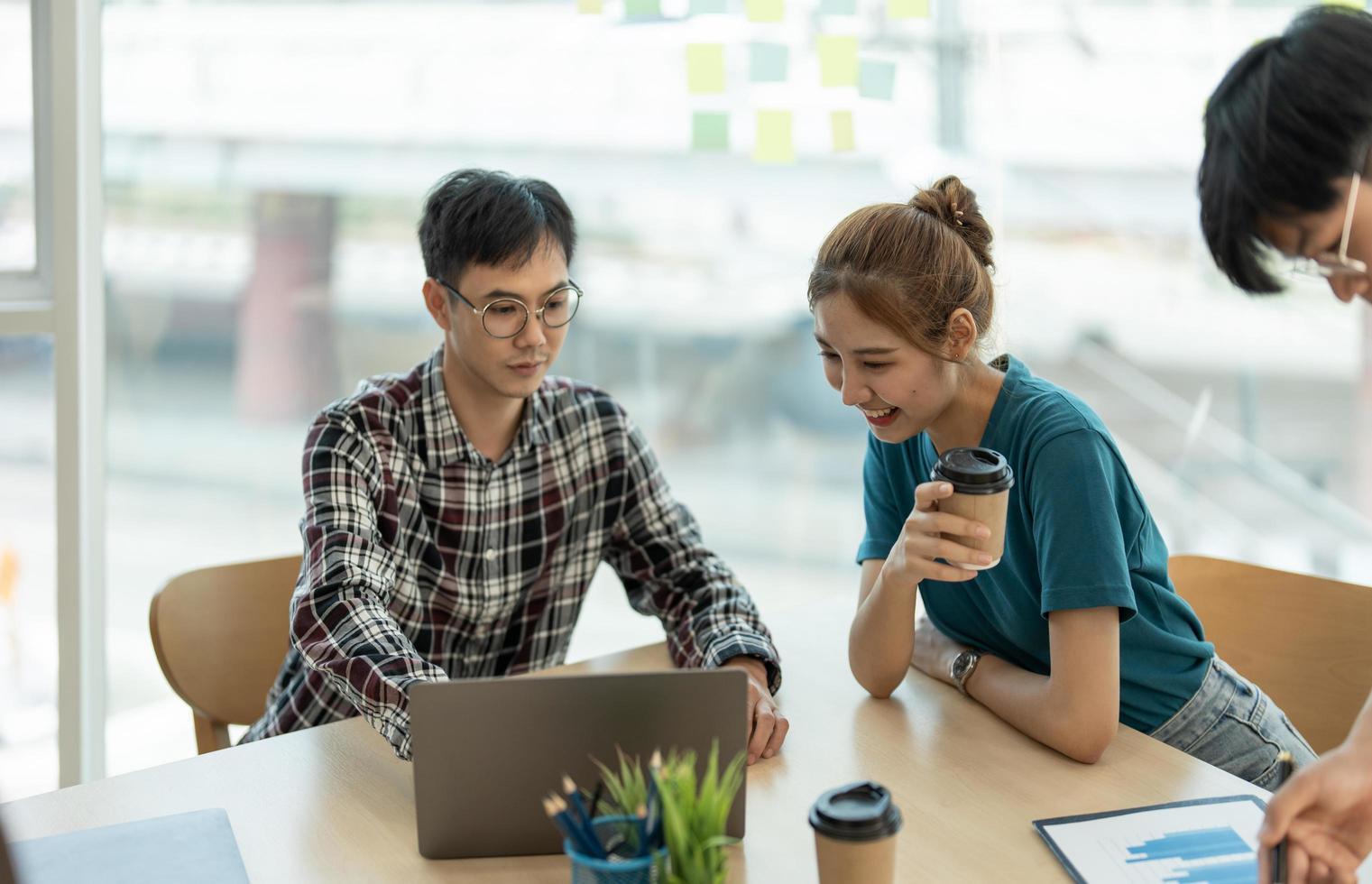 jonge aziatische vrouw leidt zakelijk creatief team in ontwerpproject voor mobiele applicatiesoftware. brainstormvergadering, samenwerken, internettechnologie, girlpower, teamwerkconcept voor kantoormedewerkers foto