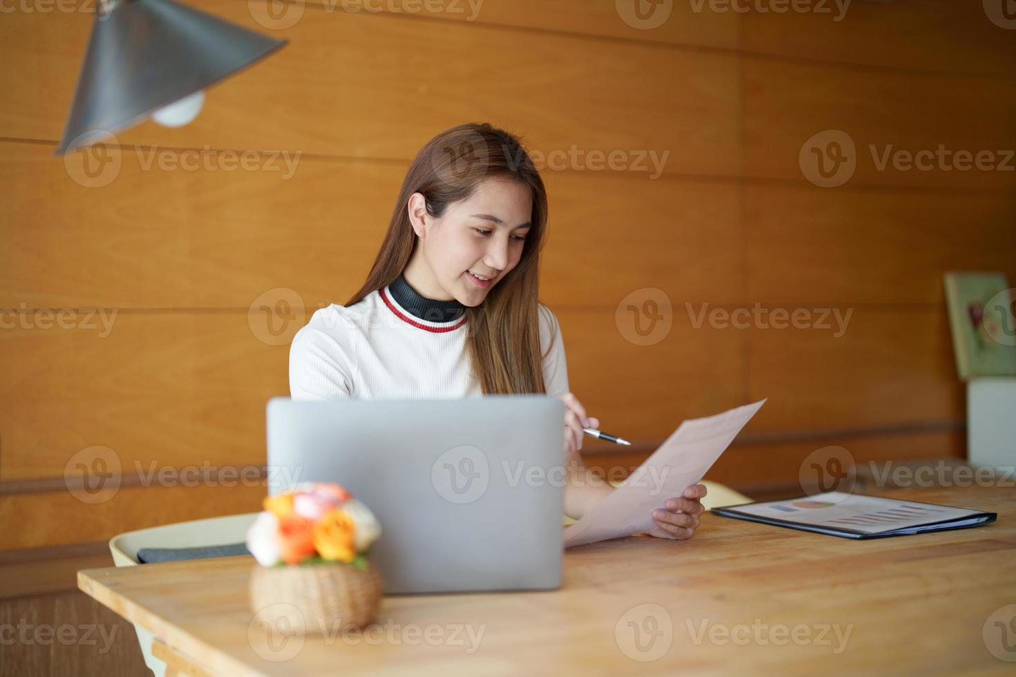 zakelijke aziatische vrouw of accountant die grafieken analyseert over financiën, investeringen, grafiekgrafieken bedrijfsstrategie-ideeën, data-analysetechnologie foto