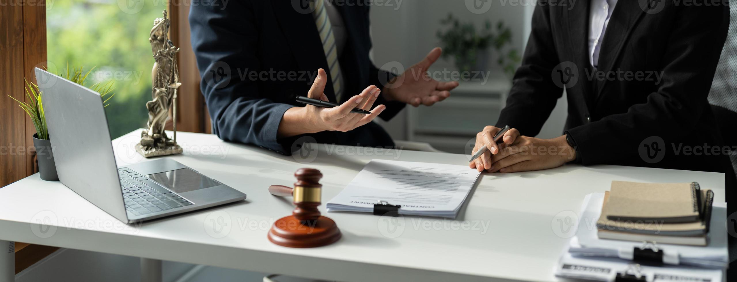 de afdeling juridische uitvoering maakt een afspraak met de klant om een bemiddelingsovereenkomst te ondertekenen om de schuld te betalen foto