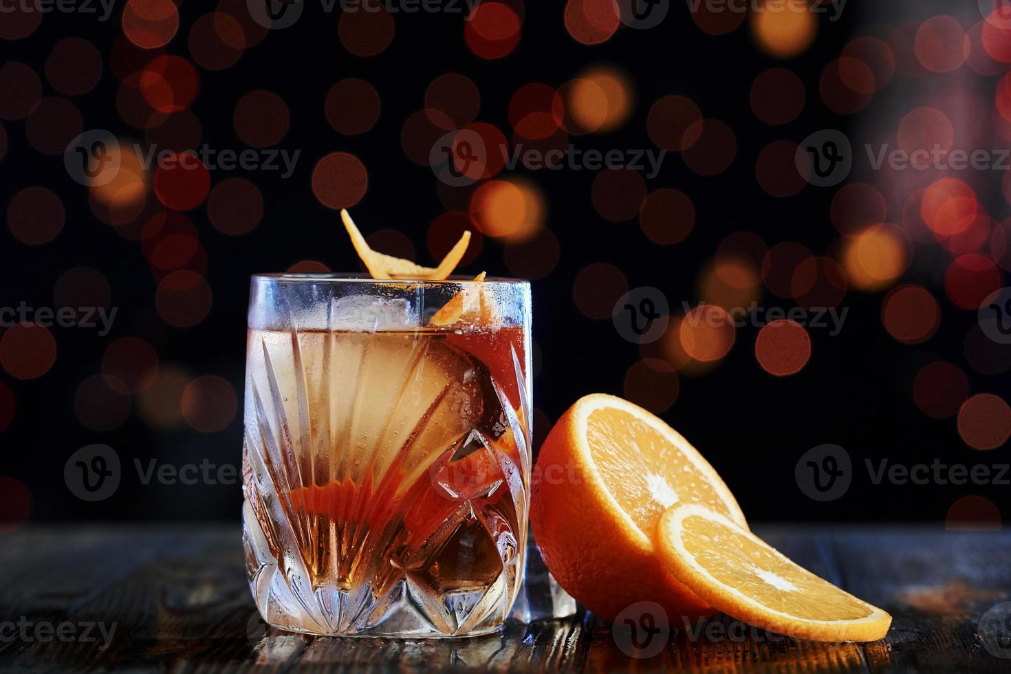 frisdrank. cocktail is klaar. op de houten tafel in de nachtclub. mooie verlichting foto
