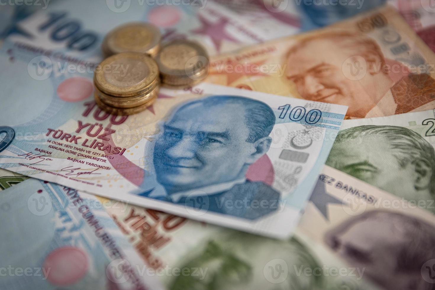 verschillende Turkse lira bankbiljetten en munten foto