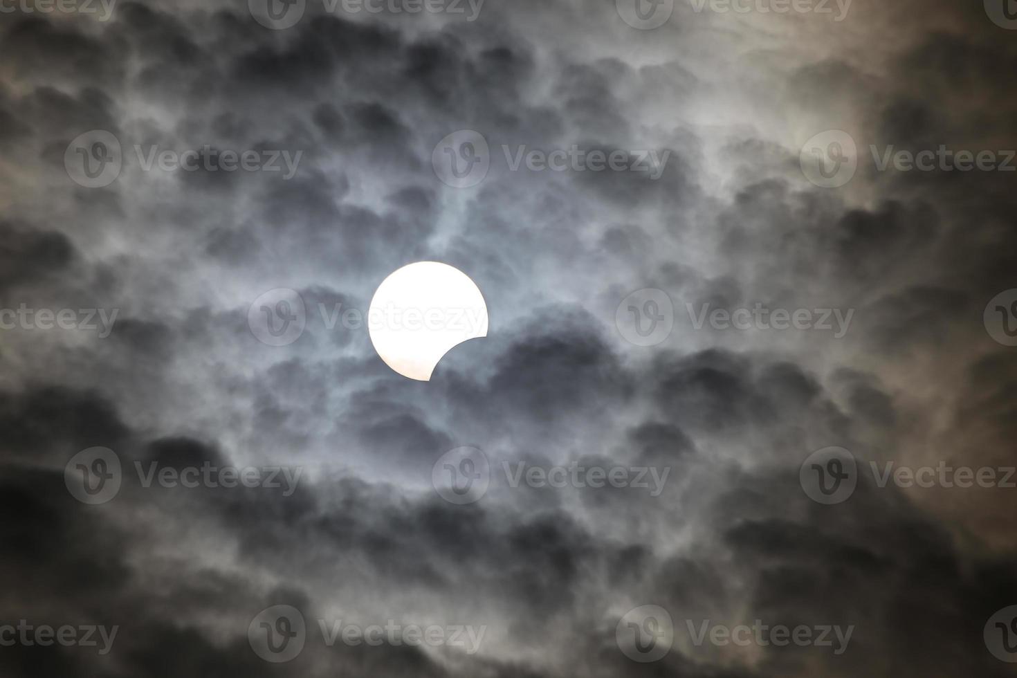 gedeeltelijke zonsverduistering in istanbul, turkije foto