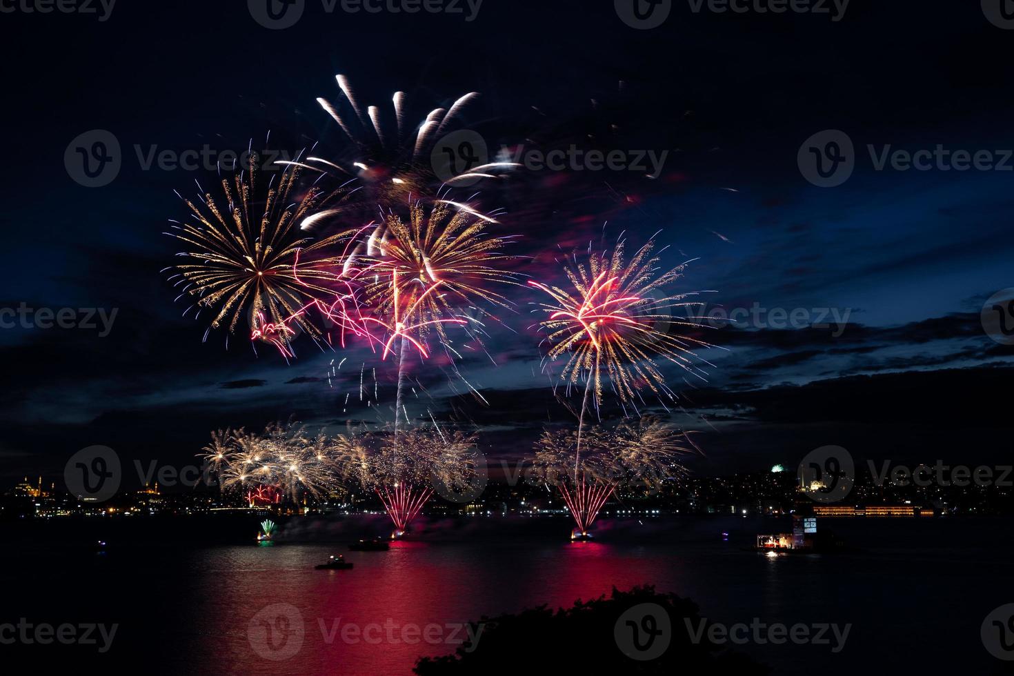 vuurwerk boven de Bosporus, istanbul, turkije foto