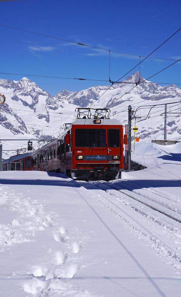 scène van rijdende trein op station gornergrat foto