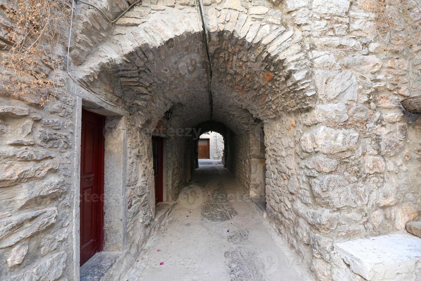 traditionele straat in mesta, chios eiland, griekenland foto