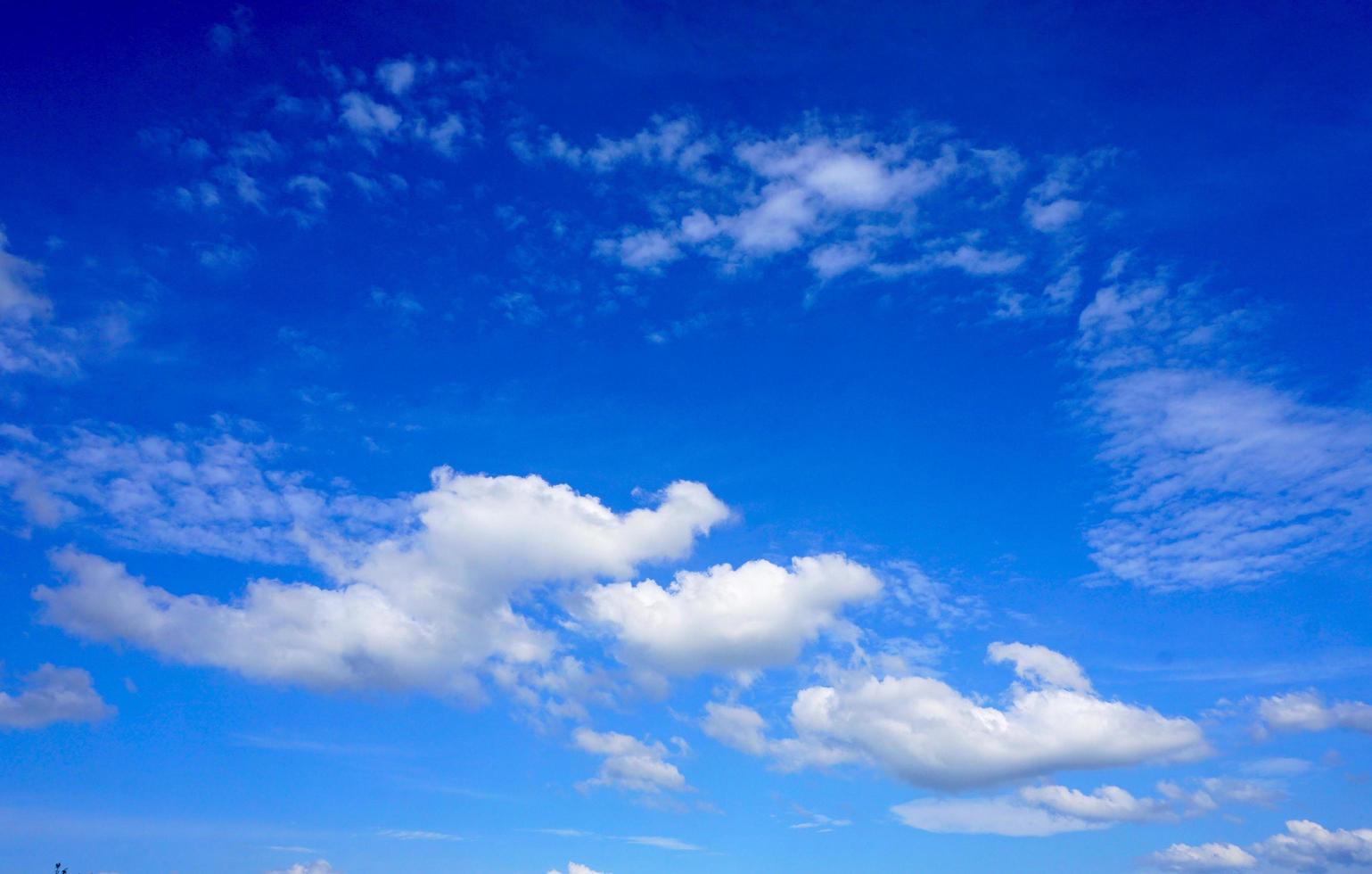 blauwe lucht en de wolken achtergrond foto