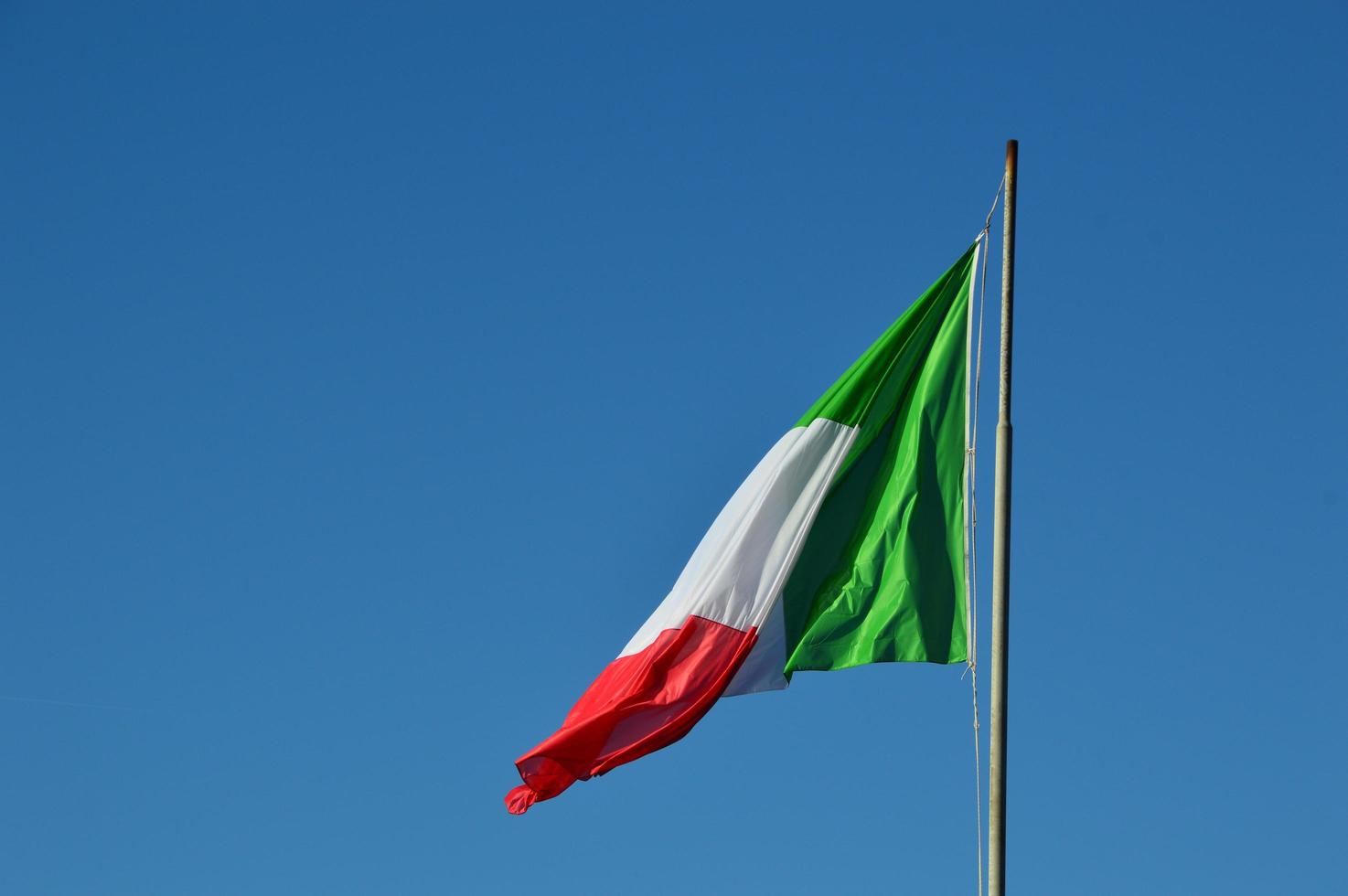 Italiaanse vlag in de wind foto