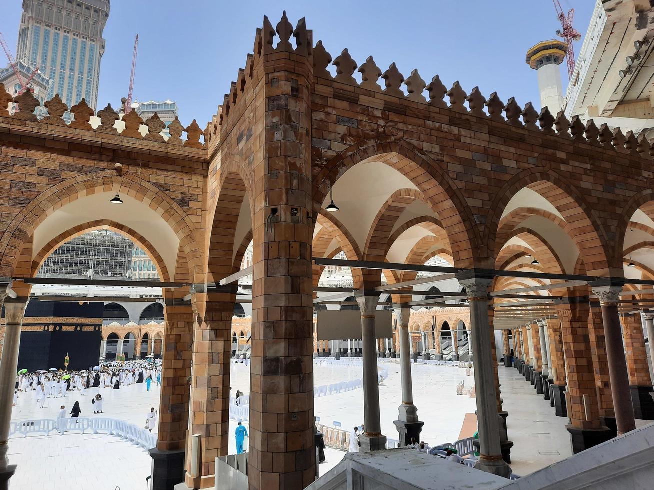 mekka, saoedi-arabië, juni 2022 - bezoekers van over de hele wereld voeren tawaf uit in de masjid al-haram in mekka vóór het vrijdaggebed. foto